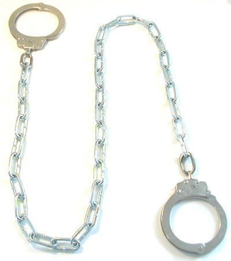 שרשרת ההובלה עם 2 אזיקי Smith & Wesson Model 100 &mdash; אזיק יחיד בכל עמדה במרווח כ-61 ס