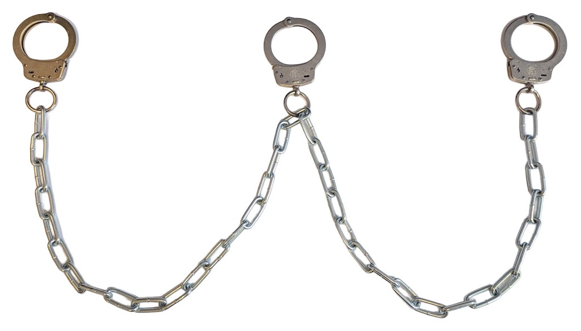 שרשרת ההובלה עם 3 אזיקי Smith & Wesson Model 100 — אזיק יחיד בכל עמדה במרווח כ-61 ס